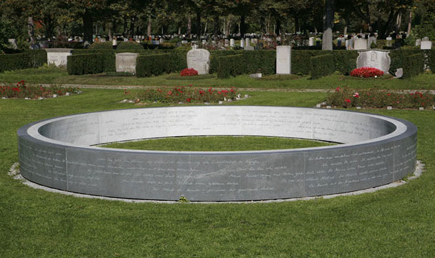 Steinkreis und Brunnen am Westfriedhof, München